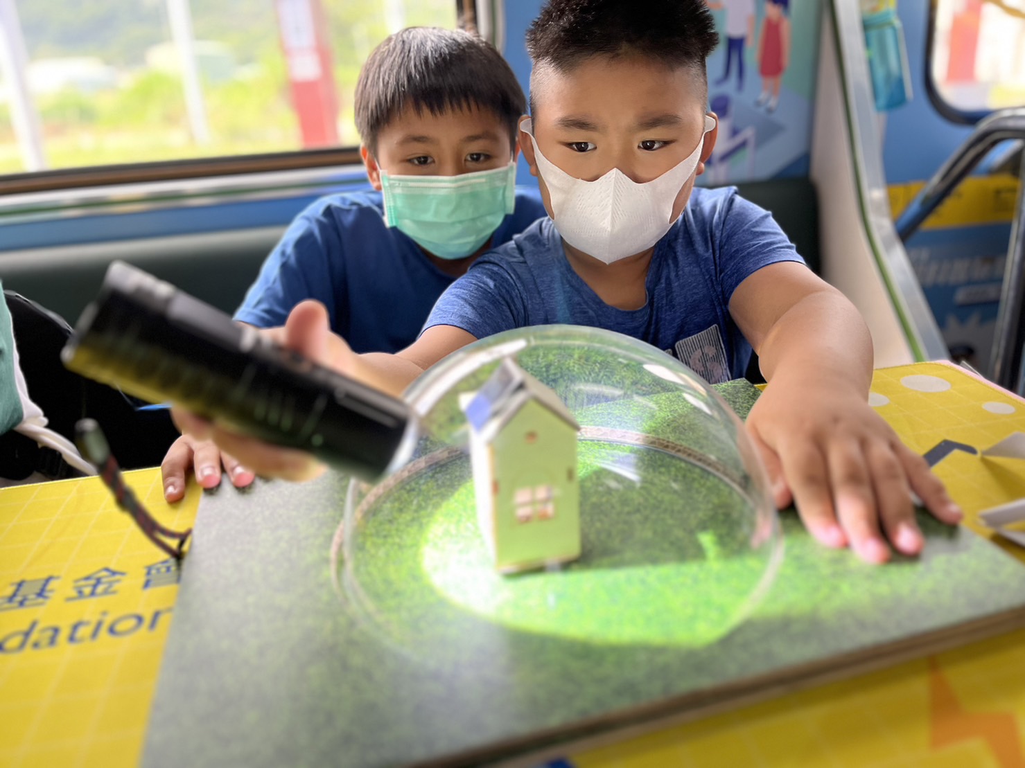 3499拉斯维加斯參與基礎科學主題車廂，以STEAM教學精神，設計「逐日科學家」、「太陽能工程師」以及「淨零建築師」三大能源科普課程和實驗